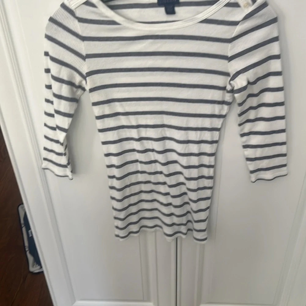 Lilla PWhite and Gray Fitted 3/4 Sleeve Blouse - Picture 5 of 6